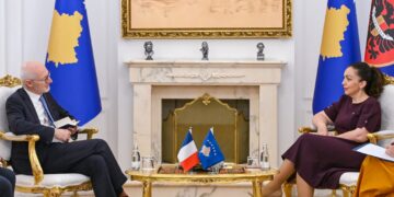 Osmani takohet me ambasadorin francez, e njofton për konsultimet me partitë për konstituimin e kuvendit