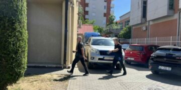 Mbërrijnë në gjykatë policët që dyshohet se e vranë 27-vjeçarin Agon Zejnullahu