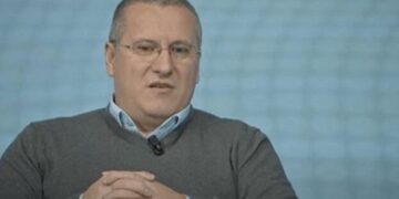 Smajljaj: Nuk mundet me qenë shoqëria në nivel e deputetët jo