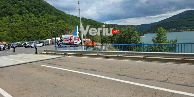 Zhytësit, zjarrëfikësit, policia dhe emergjenca në Ujman/ Po vazhdojnë kërkimet për gjetjen e 33 vjeçarit që dyshohet se u mbyt në ujë