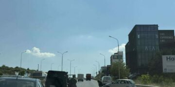 Aksident ndërmjet automjetit ushtarak të KFOR-it maqedonas dhe një veture me targa vendore në Prishtinë