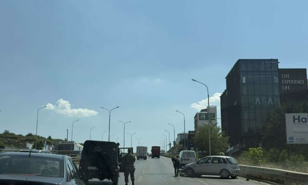 Aksident ndërmjet automjetit ushtarak të KFOR-it maqedonas dhe një veture me targa vendore në Prishtinë