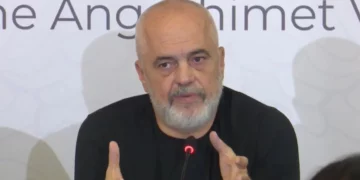 Takimi me kryetarët e bashkive, Rama vlerëson vetëm një prej tyre: Duhet të merrni shembull