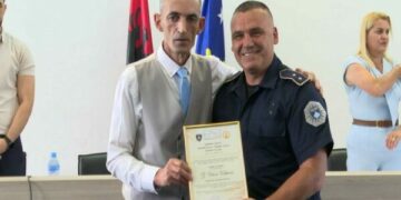Zveçani nderon Veton Elshanin me titullin “Qytetar Nderi”