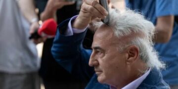 Edhe mediat angleze shkruajnë për protestën e Arianit Kocit