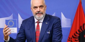 Nën tingujt e muzikës shqipe kënduar nga britanikja Sara Payman, Rama uron një të shtunë të bukur