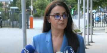 Lushaku: “Ishim të shqetësuar për alarmin e bombës, Vetëvendosja të respektojë agjendën”