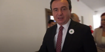 Kurti sërish s’flet për krizën politike: Më duhet të shkojë me shpejtësi