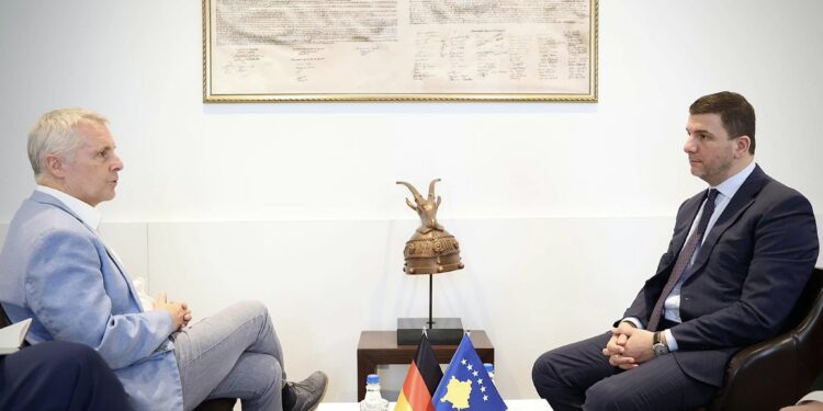 Krasniqi pret ambasadorin gjerman – diskutojnë për bllokadën politike dhe rrugëdaljen nga kriza