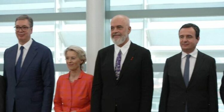 Liderët e Ballkanit dhe të BE-së mblidhen në Shkup, Kurti dhe Vuçiq përballë njëri-tjetrit