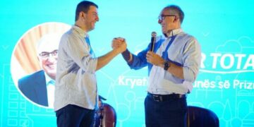 Memli Krasniqi zyrtarizon rikandidimin e Shaqir Totajt për kryetar të Prizrenit: Me Shaqën, Prizreni është gjithmonë në punë