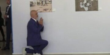 VIDEO: Rama sërish tërheq vëmendjen, i ulet në gjunjë Melonit