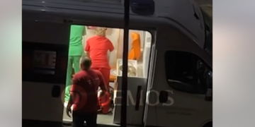 U akuzua se nuk i ofroi ndihmë 27-vjeçarit, mjekja shihet në autoambulancë duke tentuar ta rikthejë në jetë