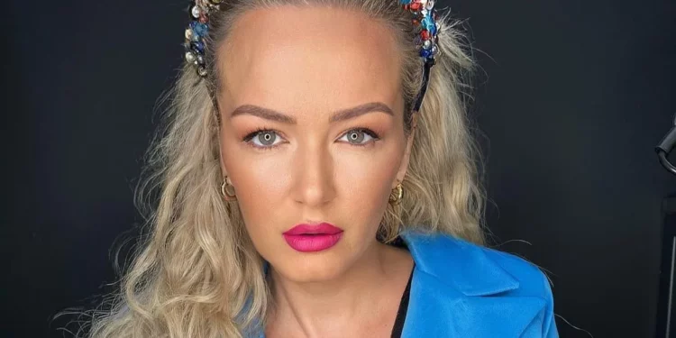 Dalin fotot-Ja kush po e shoqëron Adriana Matoshin në pushime, kështu nuk i keni parë kurrë më parë