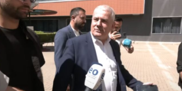 Xhelal Sveçla “nuk e komenton” deklarimin e Vjosa Osmanit se Trump “parandaloi” konflikt Kosovë – Serbi
