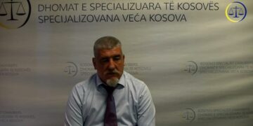 Pjetër Shala refuzon kërkesën e trupit gjykues për ngritje në këmbë, ndërpritet për pak minuta seanca gjyqësore ndaj tij