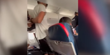 23 vjeçari shqiptar tenton ta hapë derën emergjente në mes të fluturimit, arrestohet pasi aeroplani bën ulje emergjente