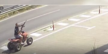 Incidenti në Pejë: Zbraz kallashin në ajër pasi nuk u lejua të parkohej te një biznes privat (VIDEO)
