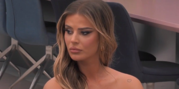 Santiana e “djegë” rrjetin në bikini