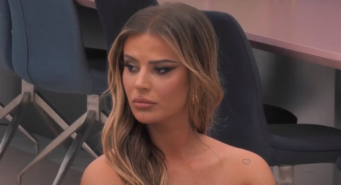 Santiana e “djegë” rrjetin në bikini