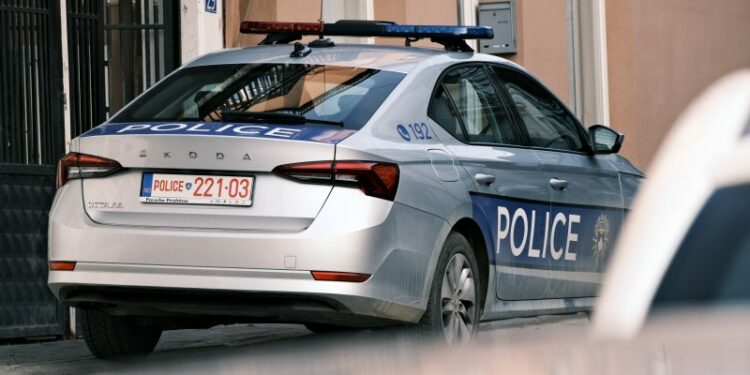 Sulmon policët, përfundon në mbajtje