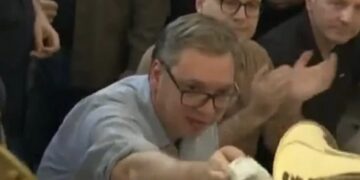 E tmerrshme: Vuçiqi feston me këngë çetnike, i qet edhe pare trumpetistit