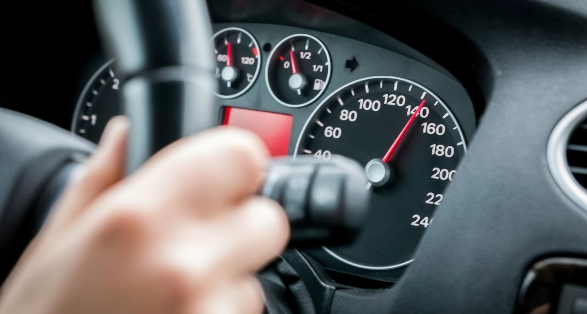 Shoferi 19-vjeçar kapet me 150 km/h në zonë 40 km/h në Ferizaj, Policia e gjobitë me 500 euro