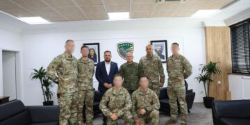 Maqedonci përgëzon ushtarët e FSK-së që kryen me sukses kursin kualifikues për forcat speciale