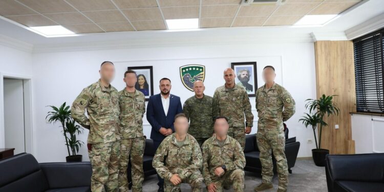 Maqedonci përgëzon ushtarët e FSK-së që kryen me sukses kursin kualifikues për forcat speciale