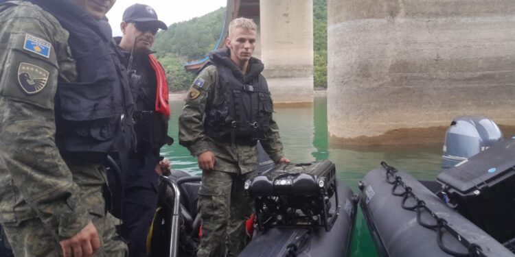 FSK-ja mbërrin në Ujman, i bashkohet operacionit për kërkim-shpëtimin e mërgimtarit që u hodh nga ura