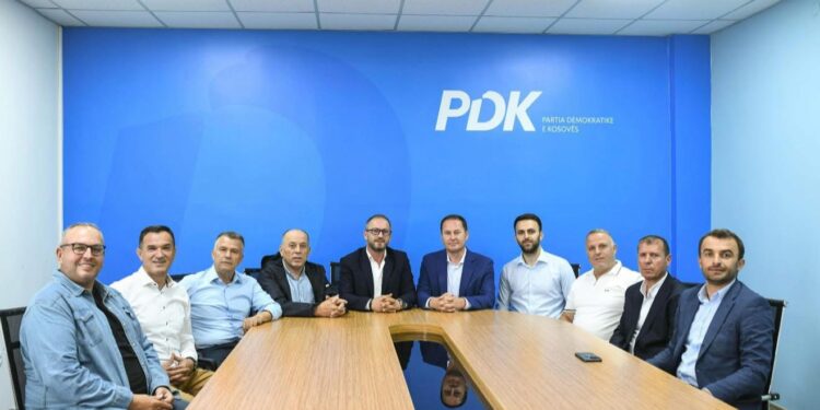 Petrit Hajdari merr mbështetje nga deputetët dhe zyrtarët e lartë të PDK-së nga Drenasi: I pari është qytetari i Drenasit