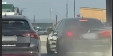 Policia e “sakaton” shoferen 50 vjeçare që tejkaloi automjetet nga ana e djathtë