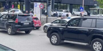 Kurti i shkon në zyre Donika Gërvallës, nuk dihen arsyet e takimit