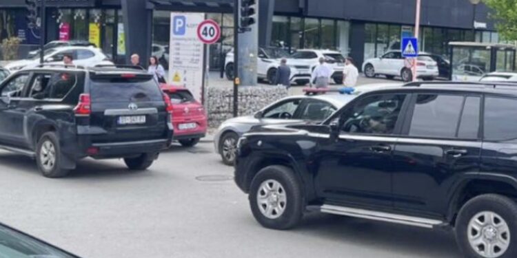 Kurti i shkon në zyre Donika Gërvallës, nuk dihen arsyet e takimit