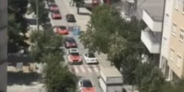 Gazeta zvicerane shkruan për mërgimtarët: Parada luksoze e makinave në një dasmë në Kosovë