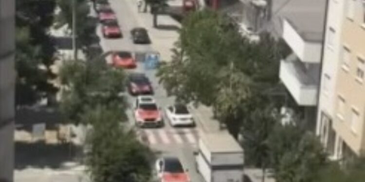 Gazeta zvicerane shkruan për mërgimtarët: Parada luksoze e makinave në një dasmë në Kosovë