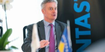 Pritjet se Gjykata do ta zgjidhë krizën, ambasadori britanik: Partitë duhet të bëjnë kompromis, ky është thelbi i problemit