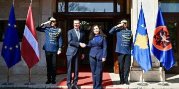 Osmani e takon presidentin e Letonisë, e dekoron për kontributin e shtetit të tij në KFOR