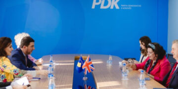 Krasniqi e njofton emisaren e MB-së për “qëndrimet e PDK-së t’i dhënë zgjidhje situatës”