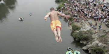 Diskualifikohet garuesi kosovar në Mal të Zi pasi bëri simbolin e shqiponjës dykrenare