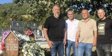 Lushtaku i jep lamtumirën e fundit bashkëluftëtarit Jahir Preku: Simbol i përkushtimit për lirinë