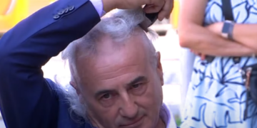 Koci i rruan flokët në shenjë proteste për bllokimin e Kuvendit