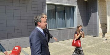 Kurti s’flet sërish para gazetarëve