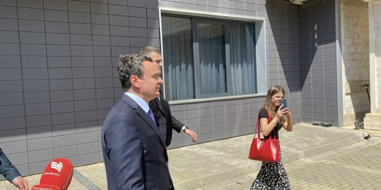 Kurti s’flet sërish para gazetarëve