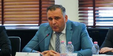 Pasi VV s’e bëri hesap për Prishtinë, Bajqinovci “mërzitet” për Lladrovcin: PDK nuk e lejon tharjen e fytit e të kaçepit