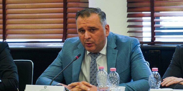 Pasi VV s’e bëri hesap për Prishtinë, Bajqinovci “mërzitet” për Lladrovcin: PDK nuk e lejon tharjen e fytit e të kaçepit