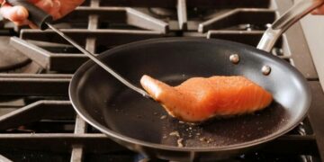 Pse ushqimi ngjitet në tiganin me teflon? Zbuloni gabimin kryesor dhe si ta shmangni