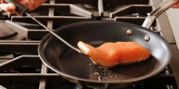 Pse ushqimi ngjitet në tiganin me teflon? Zbuloni gabimin kryesor dhe si ta shmangni