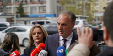 Fatmir Limaj pak minuta para seancës: Nuk ka ndonjë ndryshim