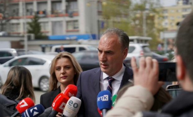 Fatmir Limaj pak minuta para seancës: Nuk ka ndonjë ndryshim